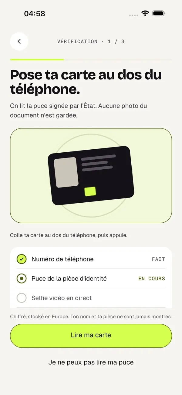 Cajou — vérification, étape 1 : poser sa carte au dos du téléphone
